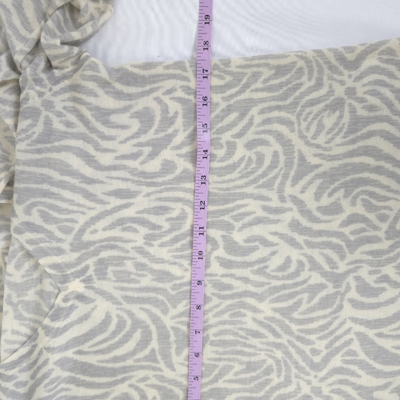 Vineyard Vines Superfine Merino Wool Animal Print V-Neck Sweater, size XS - Picture 9 of 13